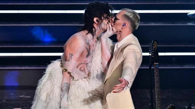 Sanremo 2021, Achille Lauro sul palco dell’Ariston torna alle origini: si veste da sposa e bacia Boss Doms