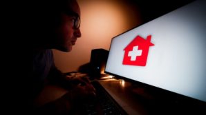 Vaccini anti Covid-19 venduti a 1.200 dollari sul dark web. Gli esperti: