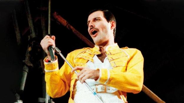 Sanremo: il sosia di Freddie Mercury canta per strada senza mascherina e viene arrestato
