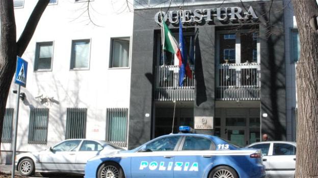 Udine: arrestato tenta di mangiare una sedia della questura ma viene fermato