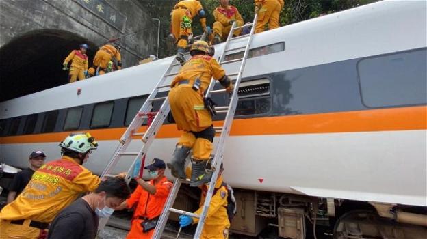 Taiwan, deraglia un treno, almeno 36 morti