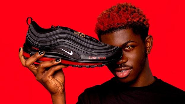 Ritirate dal mercato le "Nike sataniche" con sangue umano di Lil Nas X