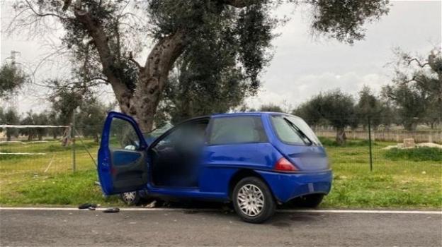 Malore mentre guida l’auto: muore anziano 89enne, veicolo si schianta contro albero