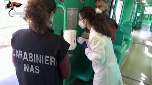 Tracce di Covid-19 su pulsanti e maniglie dei mezzi pubblici a Roma: tamponi eseguiti dai Nas