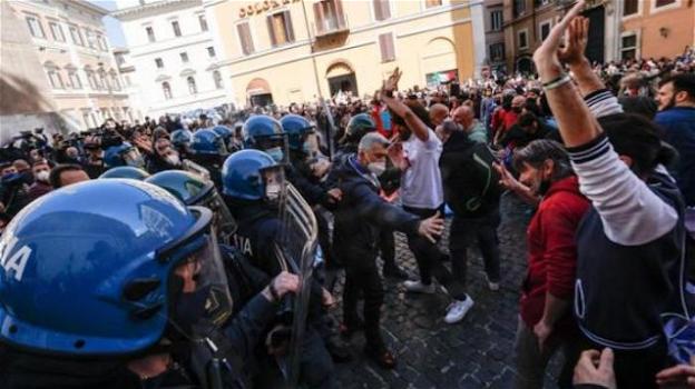 Esplode la rabbia di ristoratori e commercianti: scontri sotto Palazzo Montecitorio