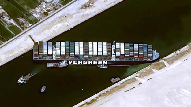 Ever Given, nave portacontainer, causa enormi problemi a causa della sua stazza
