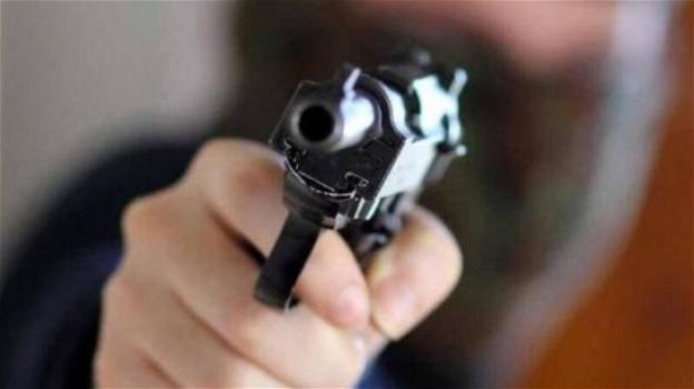 Picchia e minaccia moglie e figli con una pistola: arrestato un 32enne a Brindisi