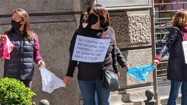 Singolare protesta dei commercianti a Napoli: legati con una catena di mutande in strada
