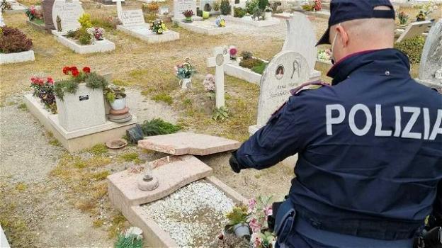Ragazzini distruggono le tombe del cimitero "per passatempo": 60 mila euro di danni
