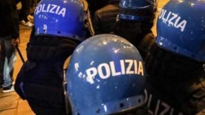 In 300 per un video rap, pietre contro la polizia chiamata per disperderli