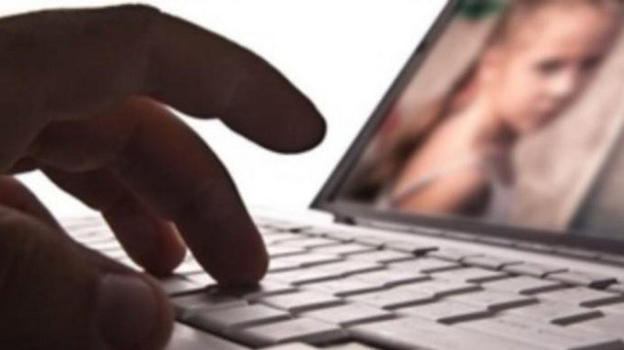Insegnante con centinaia di foto pedopornografiche sul pc arrestato e subito scarcerato