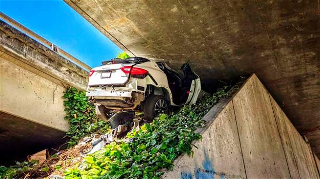 USA: distrugge la Maserati schiantandosi sotto un ponte per sfuggire alla polizia