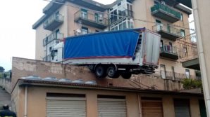 Tir rimane in bilico sui tetti di alcuni magazzini vicino ad una palazzina