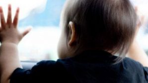 Bologna, lasciano la figlia di 5 mesi in auto e vanno a fare la spesa: denunciati per abbandono di minori