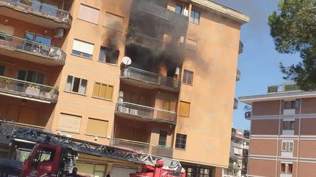 Incendio in un appartamento: muore un’anziana, intossicato il figlio