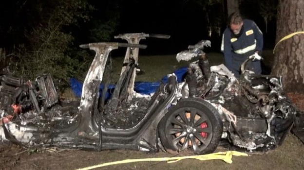 Auto Tesla senza nessuno alla guida si schianta contro un albero: due morti negli USA