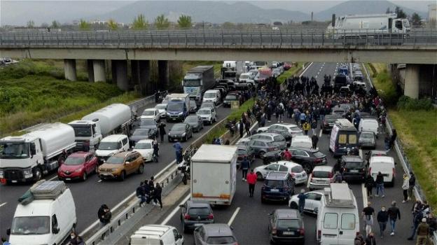 Firenze: ristoratori bloccano l’A1, traffico in tilt