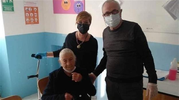 Calabria, a 100 anni non viene chiamata per il vaccino: nonna Vittorina si presenta da sola all’hub