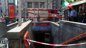 Ragazza si getta sotto ai binari della metro: deceduta sul colpo