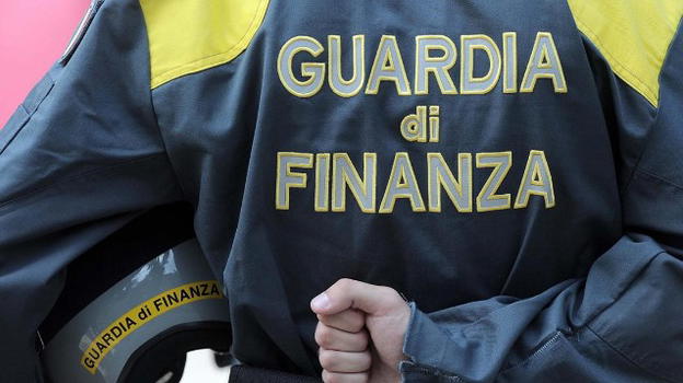 Percepisce lo stipendio per 15 anni ma non ha mai fatto un giorno di lavoro: sette indagati