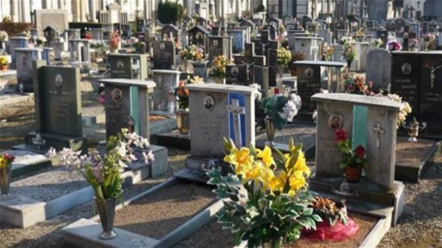 Sacchi neri forse con resti umani accatastati al cimitero: la denuncia di una coppia