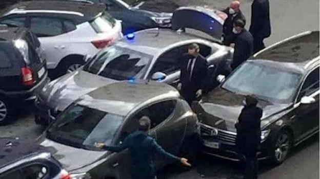 L’auto della scorta di Mario Draghi coinvolta in un tamponamento