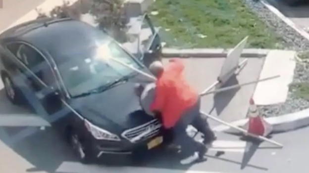 USA, uomo spara e uccide donna in strada: il fidanzato della vittima lo investe con l’auto