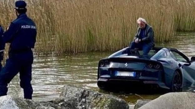 Brescia, parcheggia l’auto lasciandola in folle: Ferrari precipita nel lago di Garda
