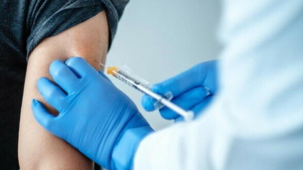 Ancona, medico indagato: iniettava soluzione fisiologica al posto del vaccino Pfizer