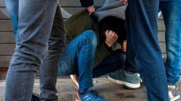 15enne colpito a calci e pugni dai compagni di classe: sette ragazzi indagati