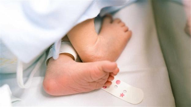 Neonata muore dopo il parto: sul corpo della piccola disposta l’autopsia