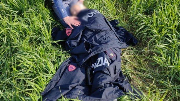 Esce di notte e rischia di morire congelato: anziano salvato da una poliziotta