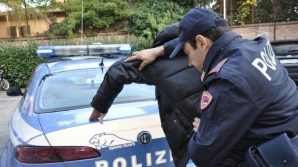 Migrante minaccia con il coltello bimba di 6 anni davanti alla scuola e fugge