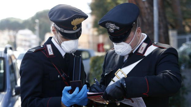 Positivo al Covid esce da casa e va al bar a giocare al gratta e vinci: denunciato