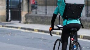 Spacciava travestito da rider: 37enne fermato da due fratelli poliziotti