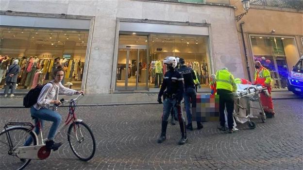 Shock a Padova: uomo si suicida lanciandosi dall’ultimo piano di un palazzo
