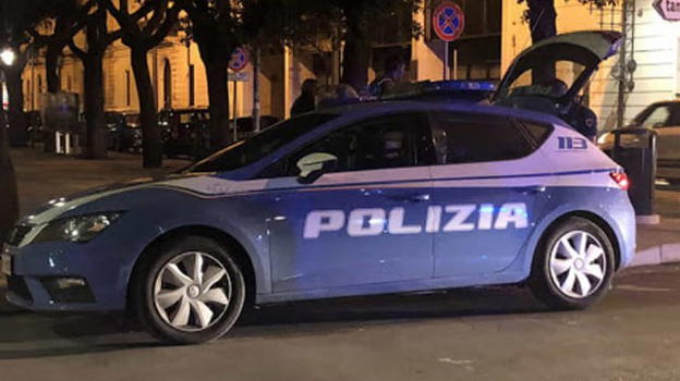 Madre e figlia sole, al freddo e sotto la pioggia: aiutate dalla Polizia a trovare un riparo