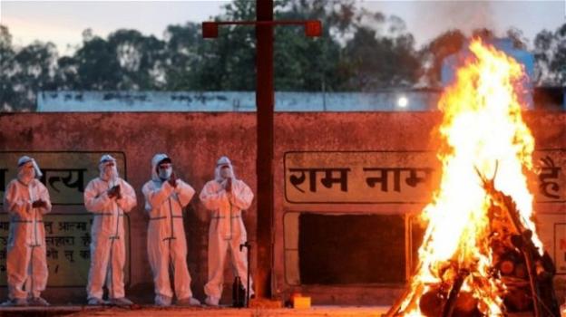 India: "Bruciate i morti di covid nei vostri giardini, non c’è più posto nei crematori"