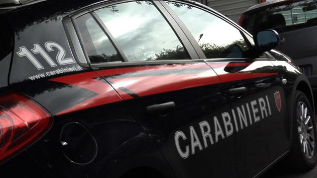 Tenta il suicidio per due volte di seguito: uomo bloccato dai carabinieri