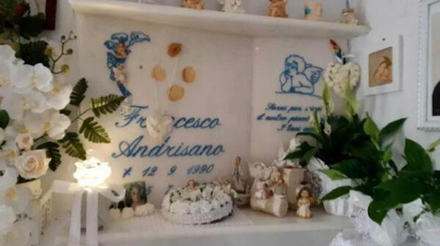 Vandali profanano la tomba di un giovane al cimitero: rubata una rosa di cristallo
