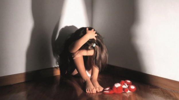 Colto in flagrante mentre molestava una bambina: condannato a 7 anni, ma non andrà in carcere