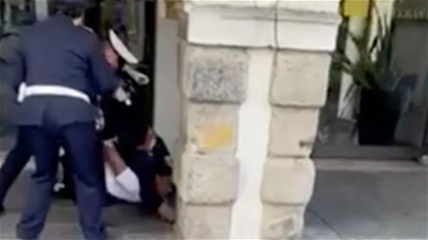 "Ti stacco la testa": la Polizia Locale ferma un ragazzo in bici per non essersi fermato all’alt