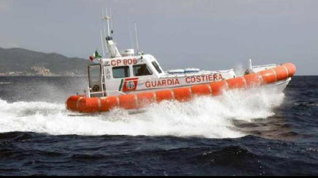Rischiano di annegare in mare: pescatori salvati da due cittadini