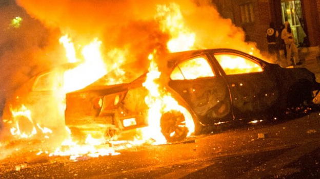 Mantova, incendia auto dell’ex per gelosia: altre 6 vetture distrutte dalle fiamme
