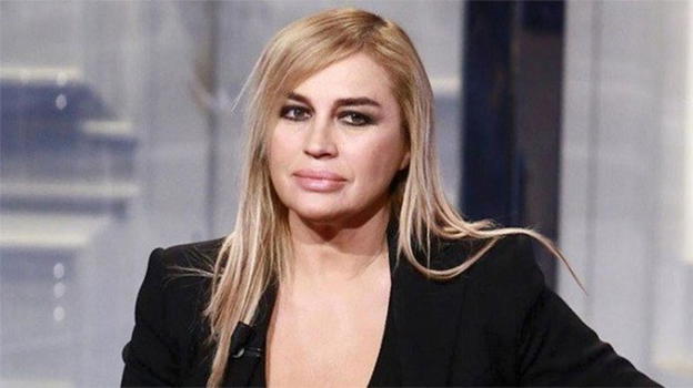 Lory Del Santo a ruota libera: "Quanti ragazzi, anche giovanissimi, ci provano con me"