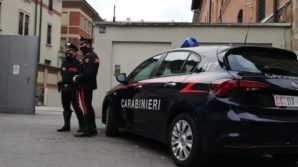 Studente del liceo si lancia dal secondo piano della scuola: è gravissimo