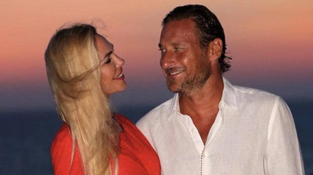 Ilary Blasi compie 40 anni, gli auguri di Totti: "Metà della vita passata insieme"