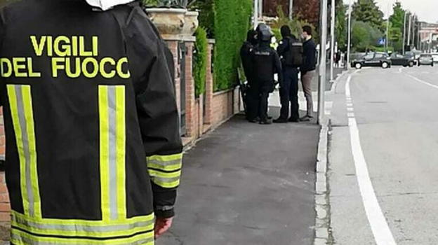 Si barrica in casa e minaccia di togliersi la vita con un coltello