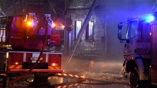 Lettonia, scoppia un incendio in un ostello considerato illegale: 8 morti