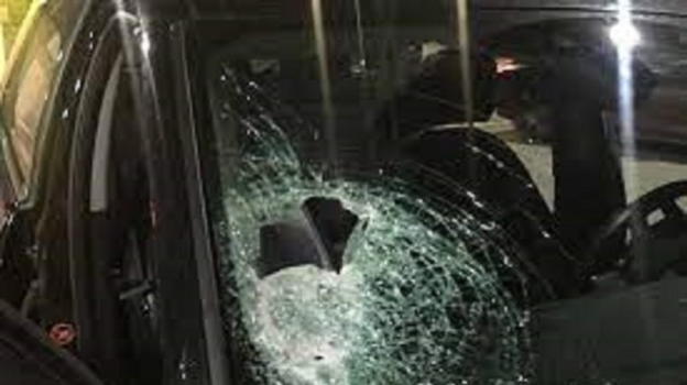 Gettano sassi contro auto in transito: caccia ai vandali